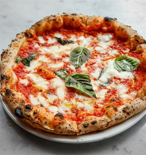 A klasszikus Margherita pizza alapanyagai