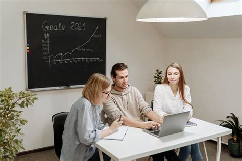 Nevető emberek irodai környezetben