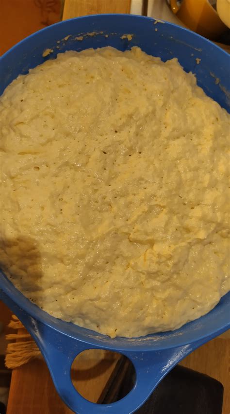 Lángostészta kelesztés fázisa egy nagy kelesztőtálban