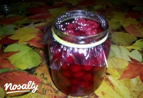 A rumos meggybefőtt elkészítéséhez szükséges alapanyagok: meggy, rum, cukor, üveg