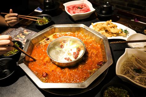 Szecsuáni hot pot fűszeres broth-tal