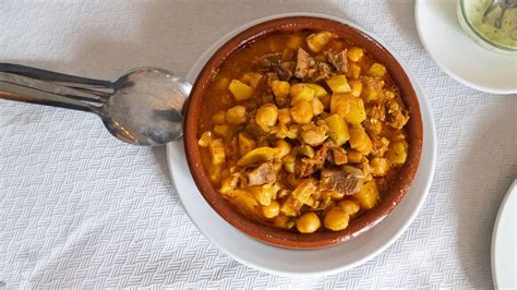 Borjúpörkölt házi kenyérrel tálalva