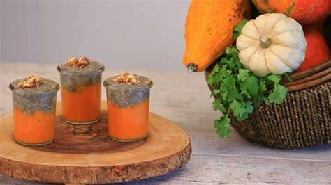 Díszített sütőtökös puding poharakban