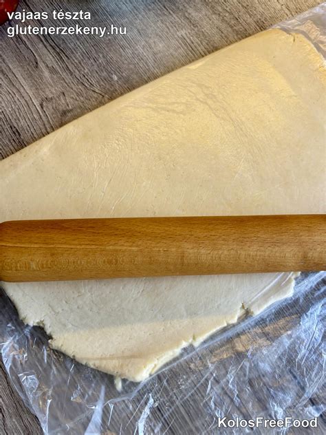 A házi leveles tészta rétegeinek kialakítása