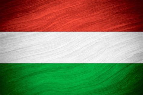 Magyar zászló fali tartóval egy történelmi épületen
