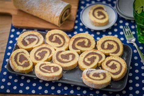 egészséges piskotatekercs szeletelve