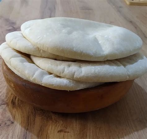 Frissen sült pita egy tányéron