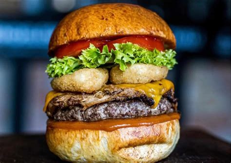Különböző street food ételek (burger, saláta, churros) egy modern tálalásban