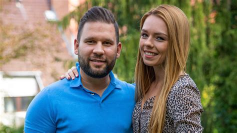Rácz-Gyuricza Dóra portréja konyhai környezetben