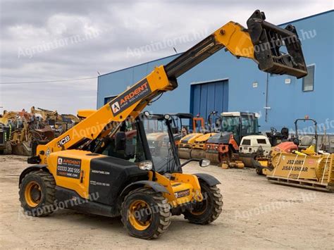 JCB teleszkópos rakodó munka közben