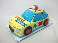 autó formájú torta kerekekkel