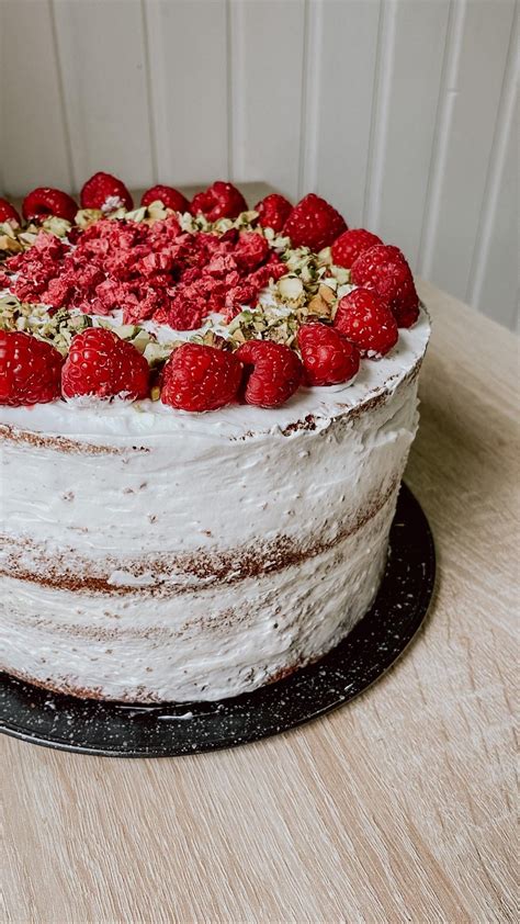 Málnakrémes duplacsokis torta díszítve liofilizált málnával és habcsókkal