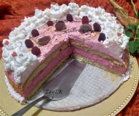 Málnakrémes duplacsokis torta felülnézetből, gazdag díszítéssel