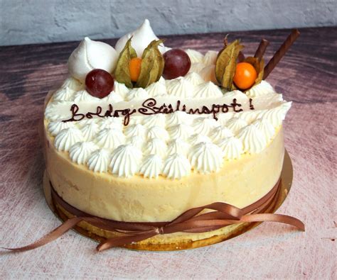 Kandírozott virágokkal díszített oroszkrém torta