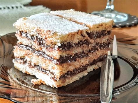 A sütemény tálalási variációi díszítéssel