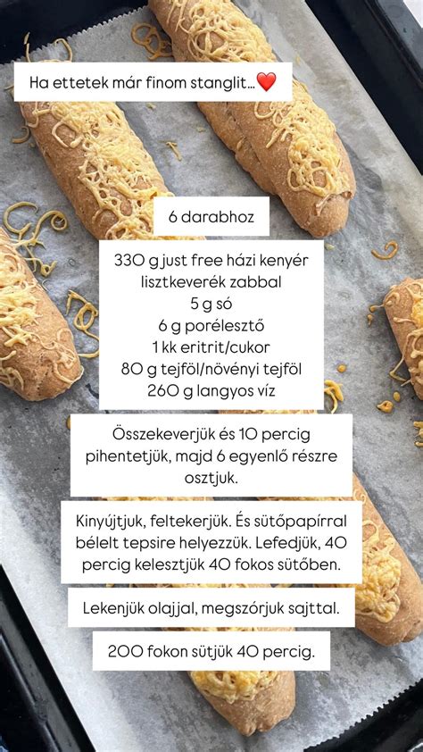 két feltekert töltött kekszcsík sütőpapírral bélelt tepsiben