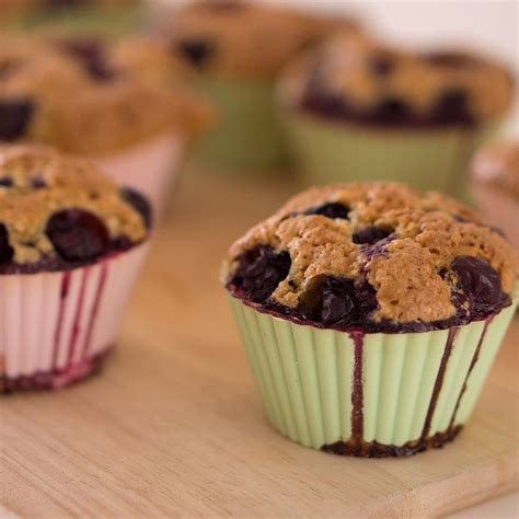 Friss áfonyával és fahéjjal díszített muffinok