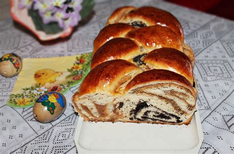 Húsvéti asztalra szánt fonott kalács és csokis-diós babka