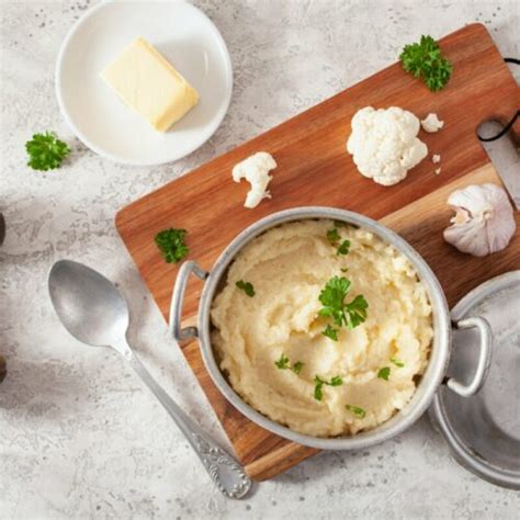 Paleo karfiolpüré egy természetes anyagú tálban