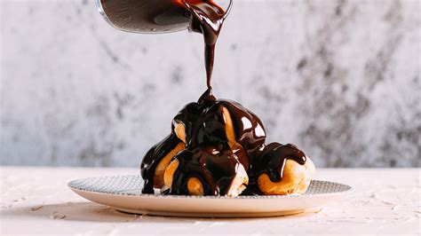 Profiterol tál dekoratív csokoládéöntettel