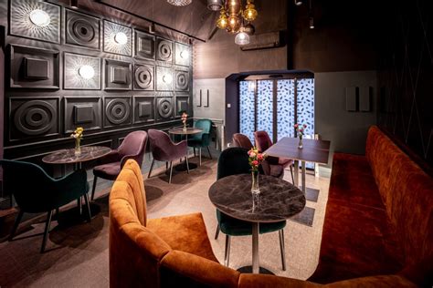 IKON Bar & Bistro enteriőr zongoristával