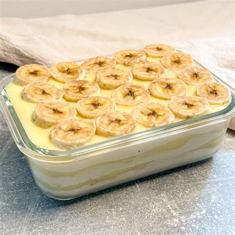 összeállított banános-kekszes puding poharakban