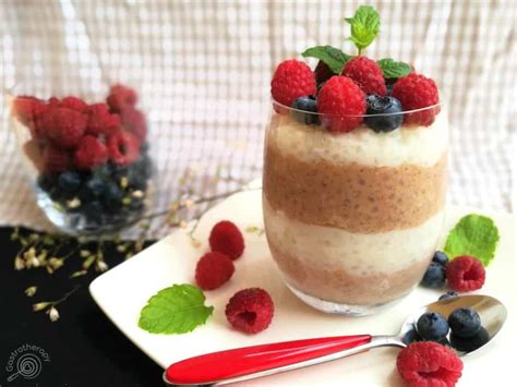 rétegezett banános-kekszes puding pohárban, gyümölcsökkel díszítve