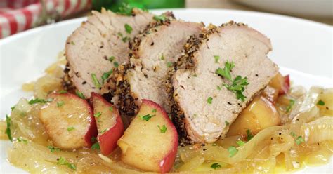 Baconbe csomagolt szűzpecsenye almával a tepsiben
