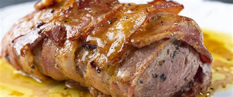 Töltött, baconbe tekert szűzpecsenye szeletelve