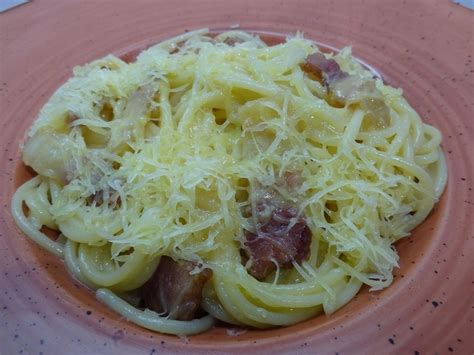 kész egylábasos spagetti tálalva