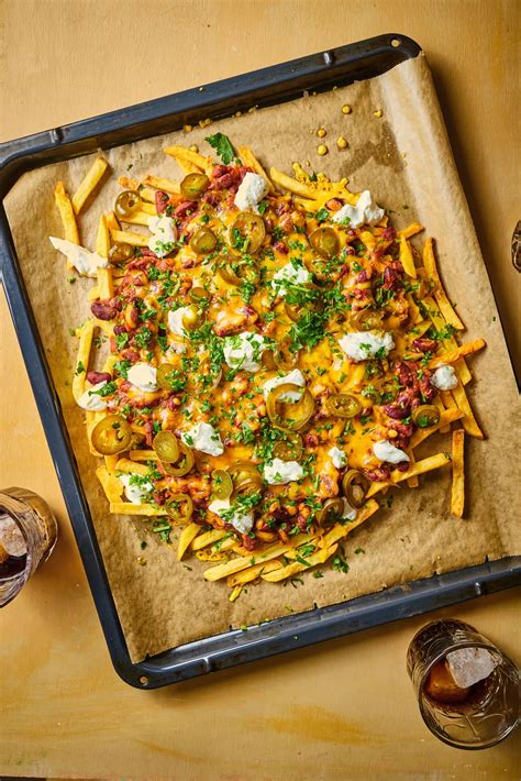 A sütőből frissen kivett, sajttal gratinírozott chilis babos krumpli tálalása