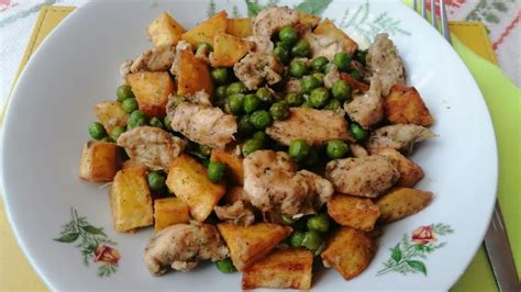 Csirkemell, répa és borsó tálalva