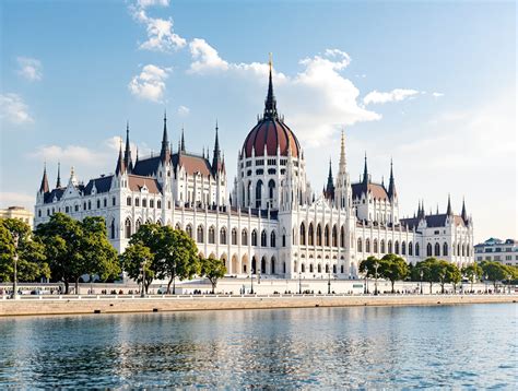Magyarország ikonikus látványosságait bemutató kollázs