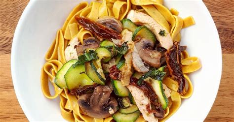 Zöldséges tagliatelle tálalva