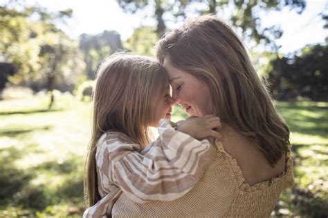 Anya és lánya együtt tortát díszítenek