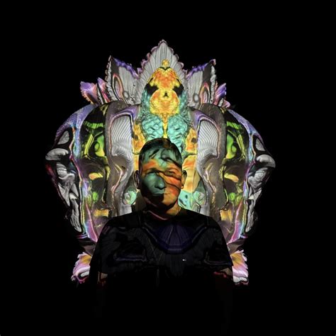 Összetört keksz és olvasztott margarin egy tálban