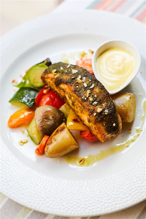 Fűszeres grillezett lazacfilé friss zöldségekkel