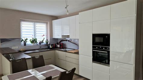 Cukrászok dolgoznak egy tortán egy modern konyhában