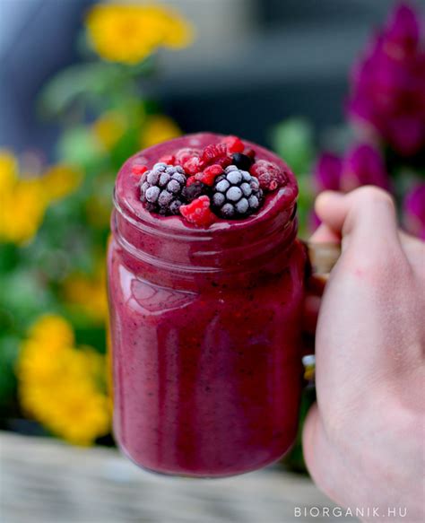 Vidám, gyümölcsös smoothie-t iszogató gyerekek