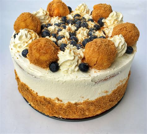Frissen díszített túrógombóc torta