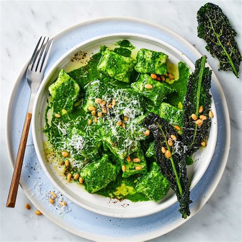 Tányér cavolo nero tésztával, ricotta sajttal és olívaolajjal meglocsolva
