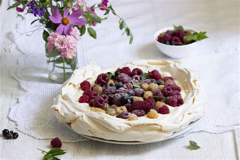 Pavlova torta friss gyümölcsökkel