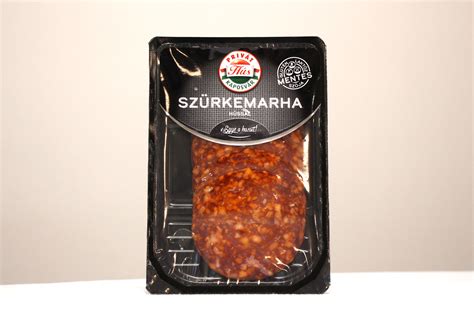 Szalámi szeletek és egész rúd, fűszerekkel