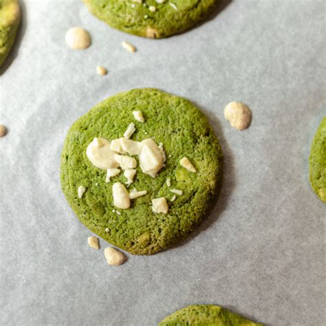 Matcha tea kekszek egy tálban