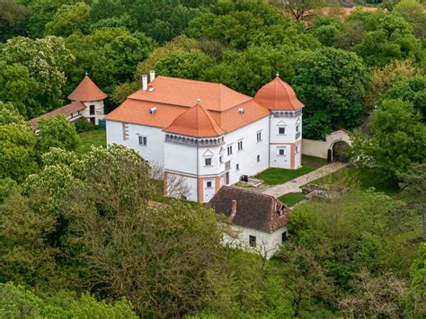 A pácini Mágóchy-kastély főhomlokzata a reneszánsz kőkeretekkel