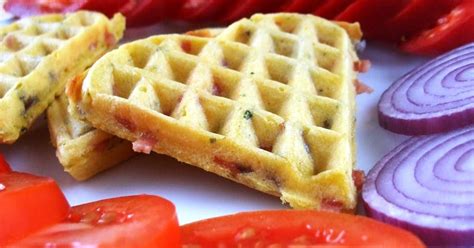 Tálalt hagymás sonkás gofri friss zöldségekkel