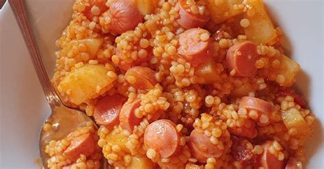 Szalonnás-hagymás-krumplis tarhonya virslivel és savanyúsággal