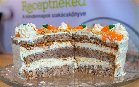 sárgarépás torta szelet, fahéjjal és krémsajtos mázzal