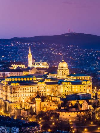 budai vár panorámája este, borfesztiváli hangulatban