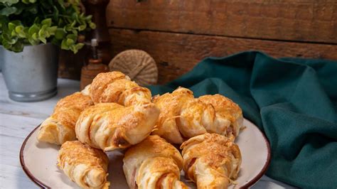 Sajtos-sonkás croissant készítés közben